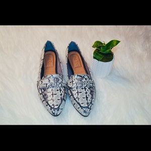 SOLD —-New with box Me Too pointed toe loafers.
